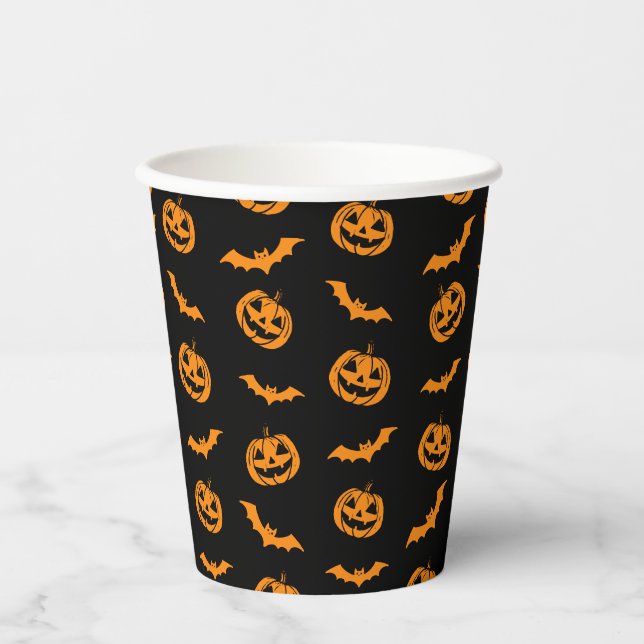 Pumpkin Bat Trick oder Treten Party Dunkles Muster Pappbecher (Vorderseite)