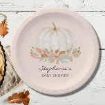 Pumpkin Fall Baby Dusche Pappteller<br><div class="desc">Diese niedliche Herbstpapiertafel mit Babydusche ist mit einem Wasserfarbenkürbis und einem Blätterdach auf einem weichen beigen Hintergrund ausgestattet. Ideal für eine geschlechtsneutrale Babydusche. Einfach anpassbar. Weil wir unsere Kunstwerke erstellen,  werden Sie dieses exakte Bild von anderen Designern nicht finden. Original Wasserfarbe © Michele Davies.</div>