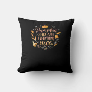 Pumpkin Gewürz und alles Nizza Fall Meme auf Bac Kissen