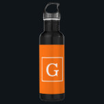 Pumpkin Orange White Gerahmt Initial Monogram Trinkflasche<br><div class="desc">Pumpkin Orange und White Gerahmt Initial Monogram Ein stylischer, solider, kürbisorangefarbener Hintergrund mit einem gerahmten Bereich für Ihr Monogramm, Ihren Namen oder andere Texte. Sie können auch den Schriftart ändern, die Größe und Farbe des Schriftartes ändern, den Text verschieben usw. Wenn Sie dieses Design in anderen Farben möchten, schreiben Sie...</div>