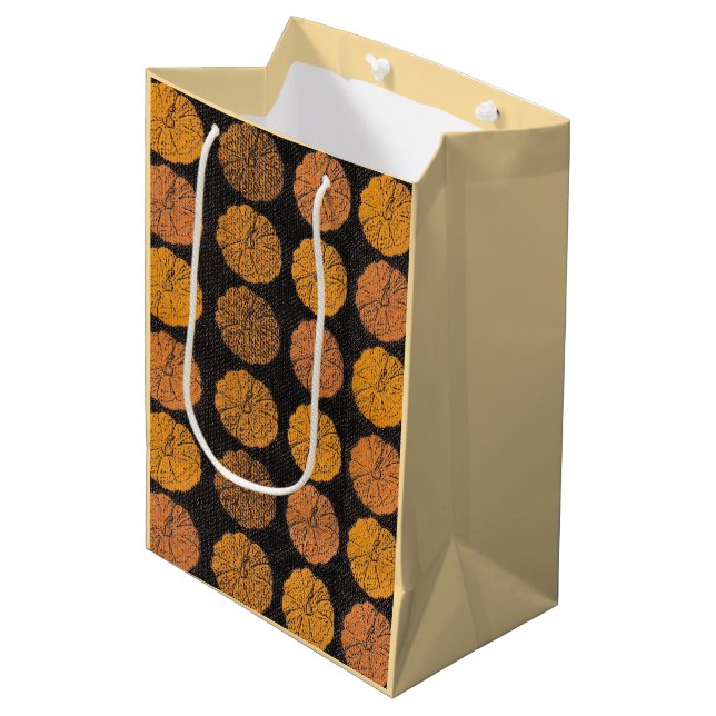 Pumpkin Pattern Orange Mittlere Geschenktüte (Vorderseite Schrägansicht)