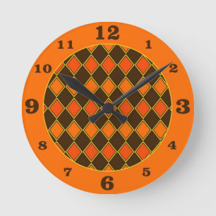 Pumpkin Spice Autumn Harlequin Pattern Runde Wanduhr