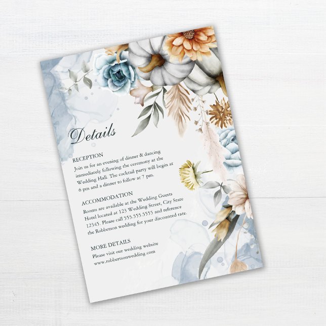 Pumpkins mit Wildblumen, die die Details-Karte für Einladung (Pumpkins with Wildflowers Wedding Details Card on wooden table.)