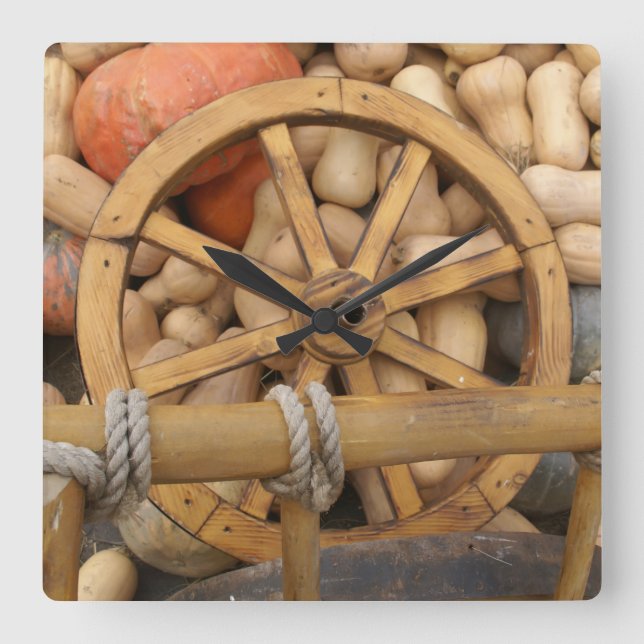 Pumpkins und Räder des ländlichen Holzkarren Quadratische Wanduhr (Vorderseite)