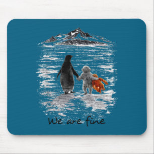 Punch Baby Monkey trifft nihilistischen Pinguin e  Mousepad