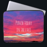 Punch heute im angesagten Pink Blue Sunset Foto Laptopschutzhülle<br><div class="desc">Manchmal muss man jeden Tag einfach anfangen zu kämpfen! "Stöbern Sie heute ins Gesicht", denn alles ist möglich, wenn Sie sich erst einmal dafür entschieden haben. Genießen Sie die Verwendung dieses neoprennen Laptop-Ärmel mit einem Foto eines atemberaubenden Sonnenuntergangs mit heißen Rosa, Orangen, Pfeffer und Maisblume Blues. Dieser Laptop-Ärmel ist in...</div>