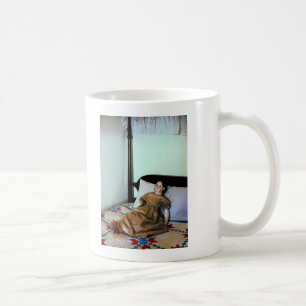 Puppe auf dem Four Poster Bed Kaffeetasse