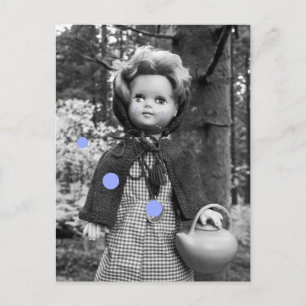 Puppe im Märchenwald Postkarte