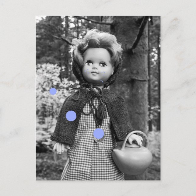 Puppe im Märchenwald Postkarte (Vorderseite)