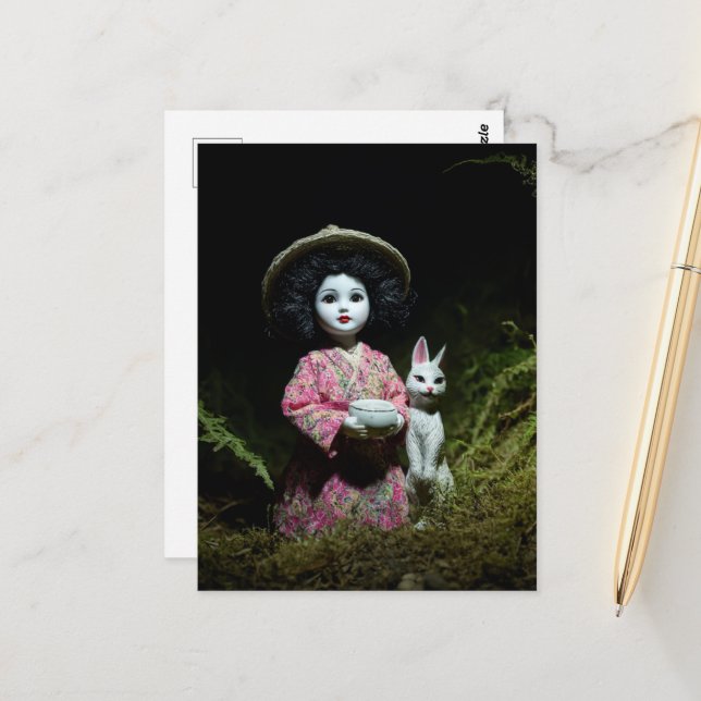 Puppe im moosigen Wald Postkarte (Vorderseite/Rückseite Beispiel)