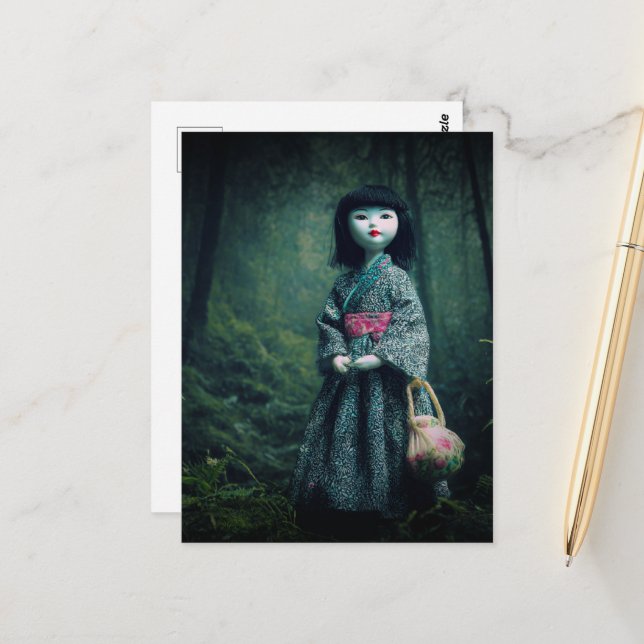 Puppe im moosigen Wald Postkarte (Vorderseite/Rückseite Beispiel)