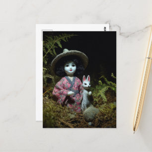 Puppe im Mossy-Wald mit Kaninchen Postkarte