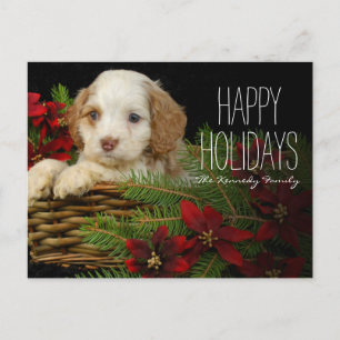 Puppy sitting in basket with Christmas pine Feiertagspostkarte
