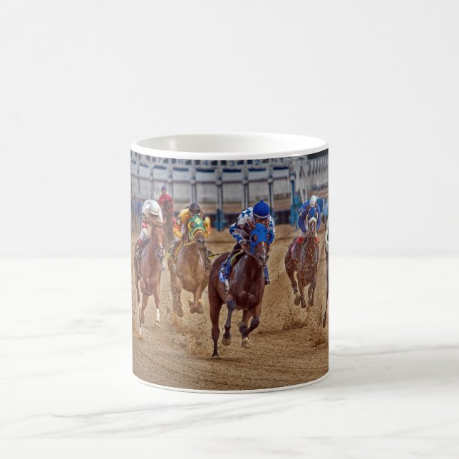 Pur sang de cheval emballant la première tasse de (Centre)
