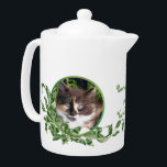 Purfect Tee Niedlich Calico Kitten<br><div class="desc">Liebhaber von Katzen werden sich in diesem Teekessel mit niedlichen Kalico-Kätzchen in einer Jade-Pflanze eingenäht fühlen. Ihre einzigartigen grünen Augen sind unwiderstehlich. Der englische Text enthält Tee für Sie und Me. Text kann in der Vorlage personalisiert sein. Sie können auch genießen, passende Tasse und Teekirsch sowie die vielen Geschenke und...</div>