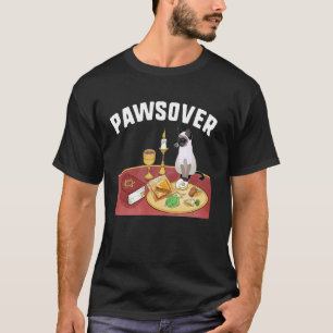 Purim Pawsover Katze neugierig am Seder-Tisch sitz T-Shirt