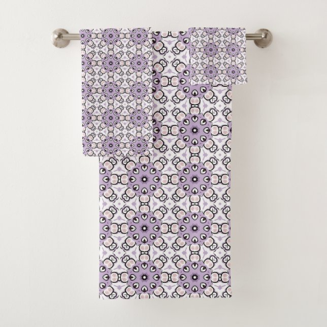 Purple and black geometric pattern Towel (En situation)