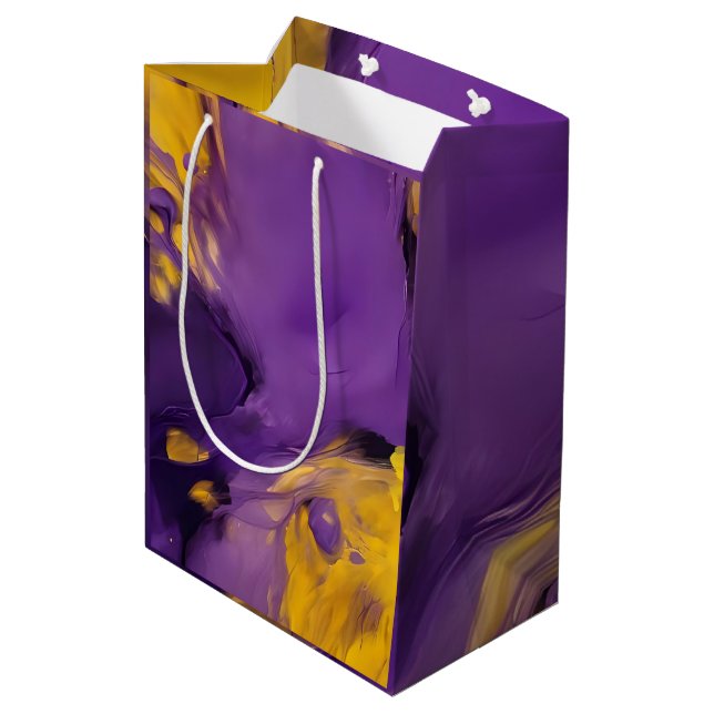 Purple and Gold Abstract Mittlere Geschenktüte (Rückseite Schrägansicht)