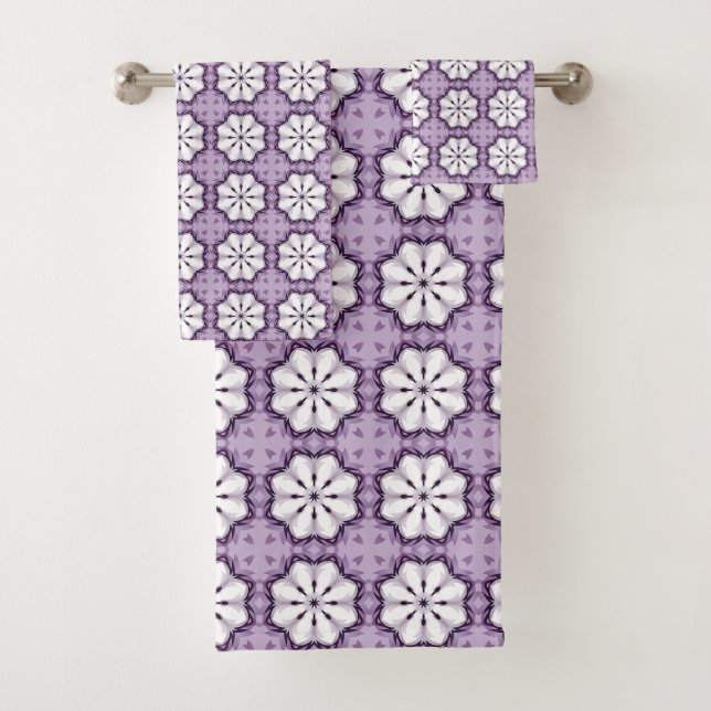 Purple and white floral patterned badhandtuch set (Insitu)