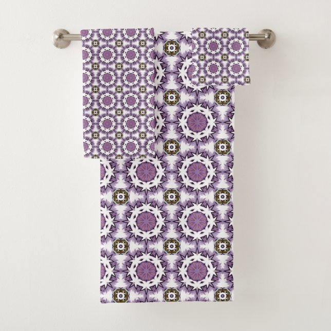 Purple and white geometric mandala pattern Towel (En situation)