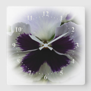 Purple and white pansy quadratische wanduhr