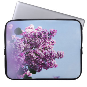 PURPLE-BLUMEN UNTER DEM SCHÖNEN HIMMEL LAPTOPSCHUTZHÜLLE