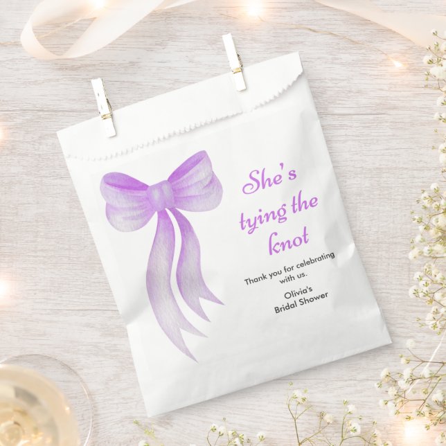 Purple Bow She's Tying the Knot Bridal Shower  Geschenktütchen (Ausgeschnitten)