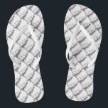 Purple Flowers Wedding Cake Bridesmaid Bride Flip Flops<br><div class="desc">Flip Flops zeigen eine originelle Marker-Abbildung eines gestuften Hochzeitskuchens, der mit farbenfrohen violetten Blumen geschmückt ist. Macht ein perfektes Geschenk für eure Brautmädchen! Diese Abbildung ist auch auf anderen Produkten verfügbar. Sehen Sie nicht, wonach Sie suchen? Brauchen Sie Hilfe bei der Anpassung? Kontaktieren Sie Rebecca, um etwas für Sie entworfen...</div>