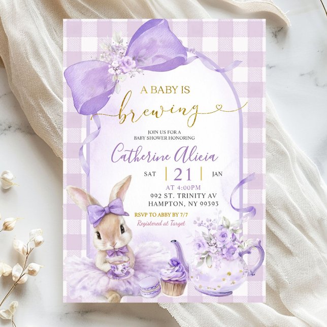 Purple Gingham Coquette Bunny Brew Tea Baby Shower Einladung (Von Creator hochgeladen)
