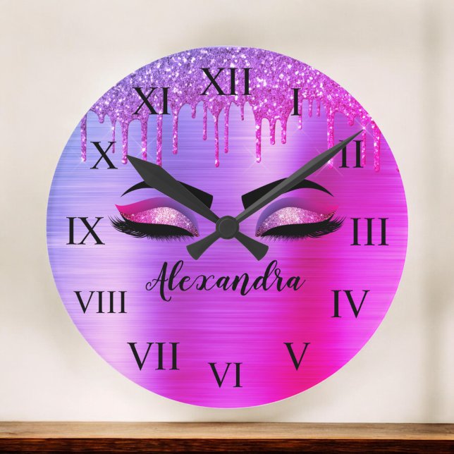 Purple Glitter Sparkle Eyelashes Monogram Name Runde Wanduhr (Von Creator hochgeladen)