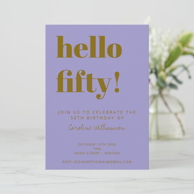 Purple Gold 50th Birthday Party Modern Typography Einladung (Stehend Vorderseite)