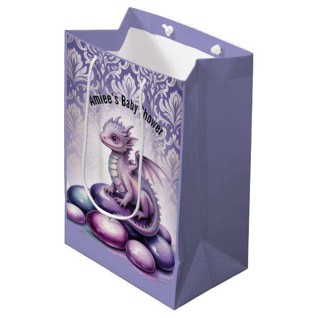 Purple Magical Dragon Baby Shower Mittlere Geschenktüte (Vorderseite Schrägansicht)