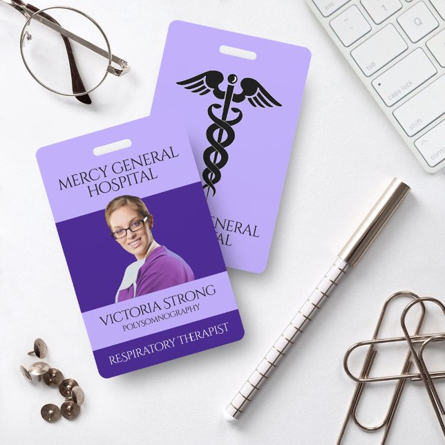 Purple Médicale Therapist Caduceus Hospital Badge (Créateur téléchargé)