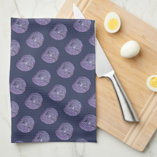 Purple Onion Pattern on Deep Muted Navy Background Geschirrtuch