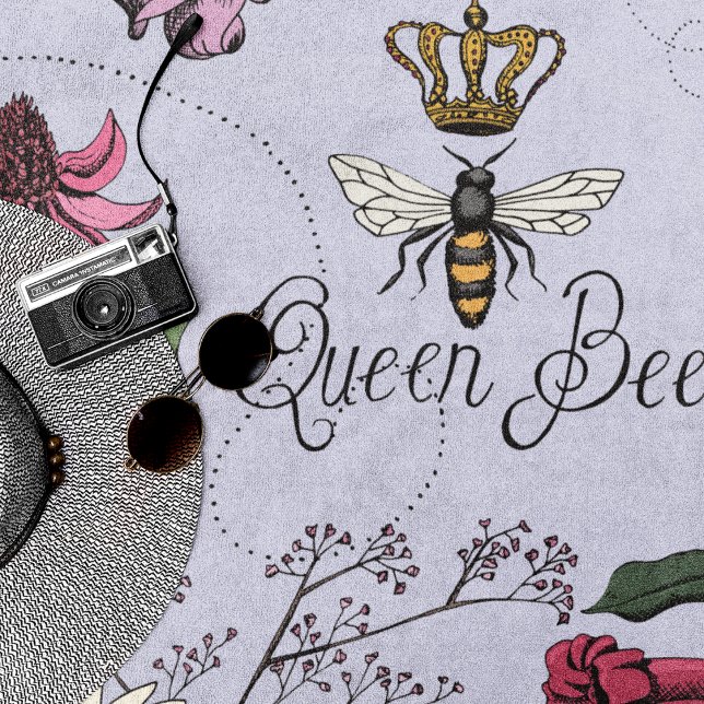 Purple Queen Bee Floral Pattern Strandtuch (Lavender Queen Bee Royal Crown Floral Pattern with Queen Bee, Crown, Exotic flowers, bees, beehive)