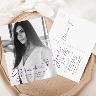 Purple Stylish Script Photo Graduation Party Einladungspostkarte