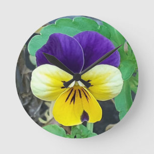 Purple & Yellow Pansy Runde Wanduhr