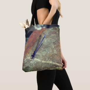 Purpurjungfer beim Posieren auf einem Felsen Nahau Tasche