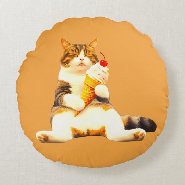 Purrfectly Asleep – Cat Holding Ice Cream Cone Rundes Kissen (Vorderseite)