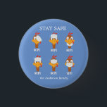 Putenschutzmaske-Pandemie-Monogramm bleibe Button<br><div class="desc">niedliche Putenmaske-Taste mit Ihrem eigenen Angebot "bleibe safe" und Ihrem Monogramm für ein wunderbares Geschenk an Ihre Familie oder Mitarbeiter für diese Ferienzeit.</div>