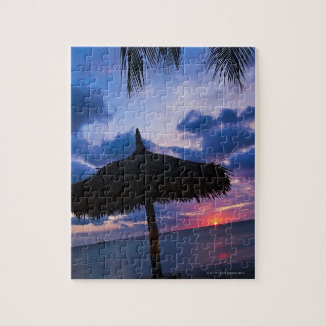 Puzzle Aruba, silhouette de palapa sur la plage au couche (Vertical)