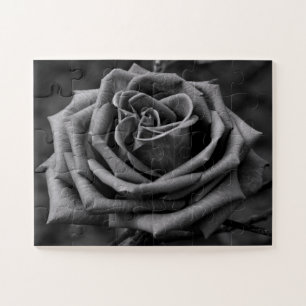 Puzzle aus schwarzem und weißem Rosenblumen
