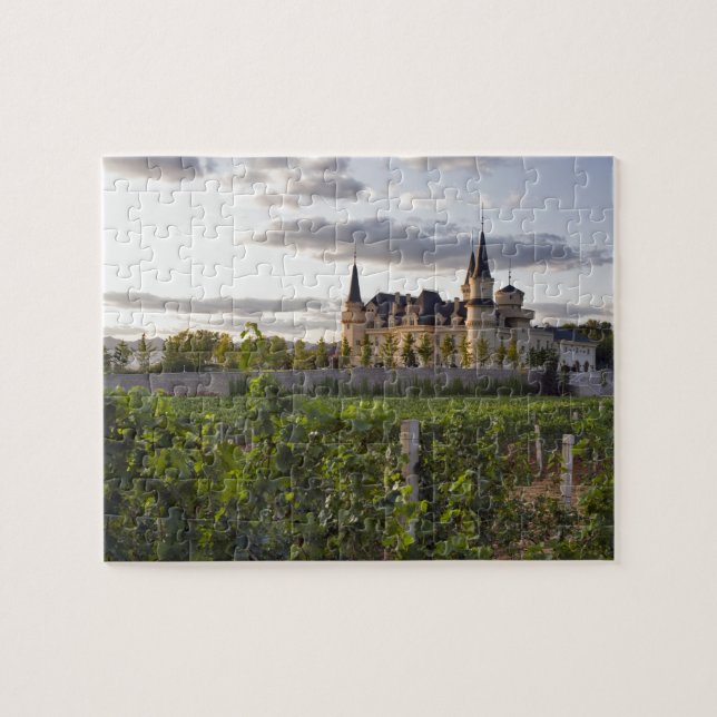 Puzzle Bâtiment viticole vu du vignoble à (Horizontal)