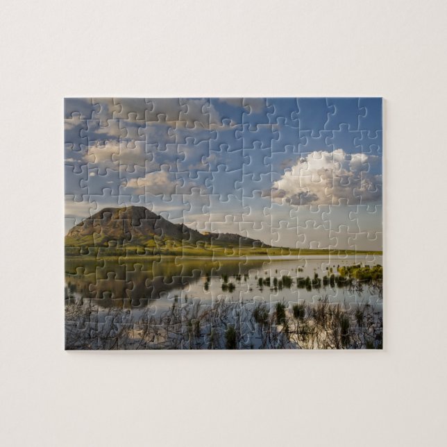 Puzzle Bear Butte se reflète dans le lac Bear Butte, près (Horizontal)