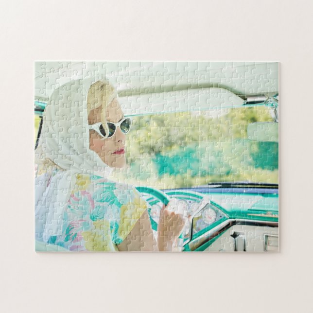 Puzzle Blonde des années 1950 dans un Thunderbird Turquoi (Horizontal)