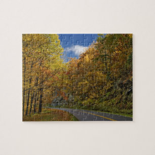 Puzzle Blue Ridge Parkway sinuant à travers les couleurs 