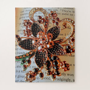 Puzzle Broche rouge à bijou sur fond imprimé