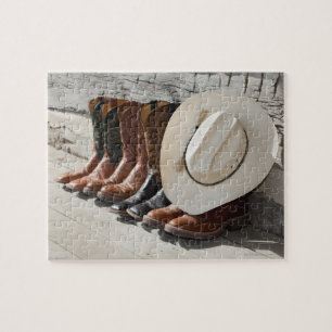 Puzzle Casquette de cowboy sur la rangée des bottes de