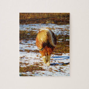 Puzzle Cheval miniature brun et crème dans la neige.