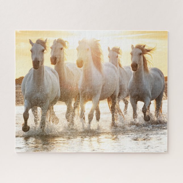 Puzzle Chevaux blancs sur la plage au coucher du soleil (Horizontal)